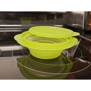 Tupperware 3 Cup Collapsible Green Dish 5452A With Lid
